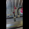 Usuario demostrando el portaherramientas Innovatools utilizando un cortador de dos direcciones