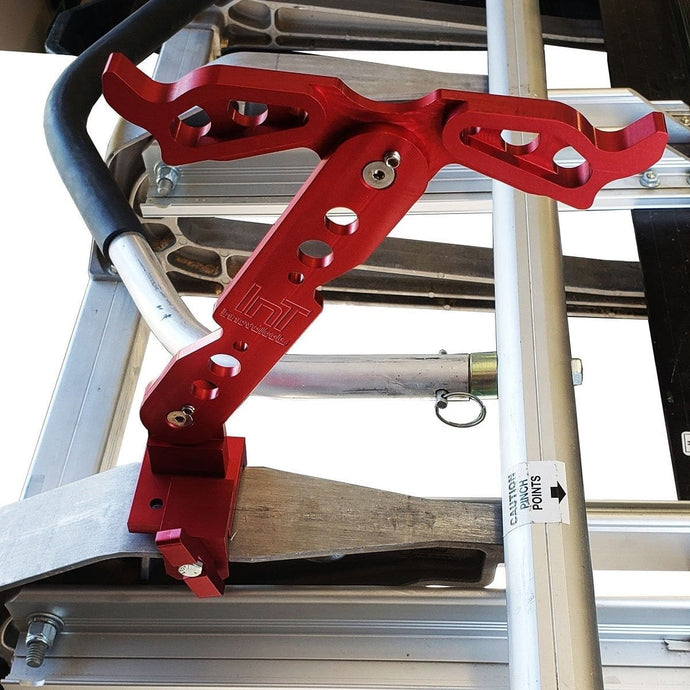 Rot eloxierter Werkzeughalter montiert auf dem Gussteil einer Ausweichbremse